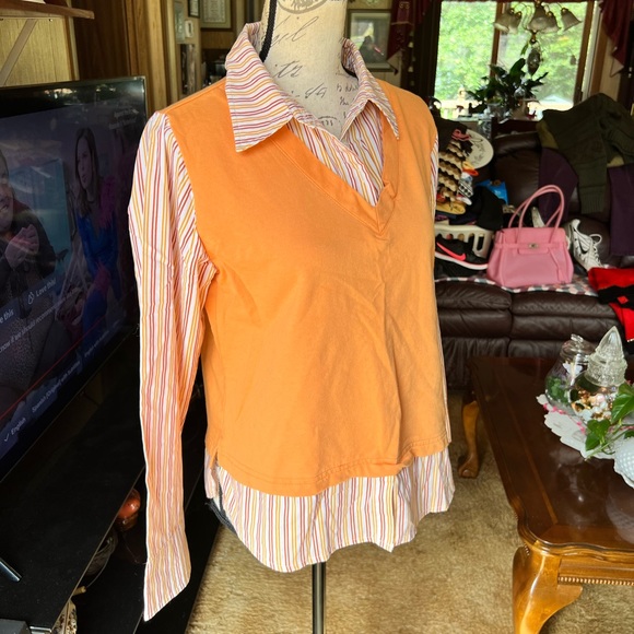 Woman’s Samantha Stuart 2 in one shirt perfect for fall - Picture 9 of 16